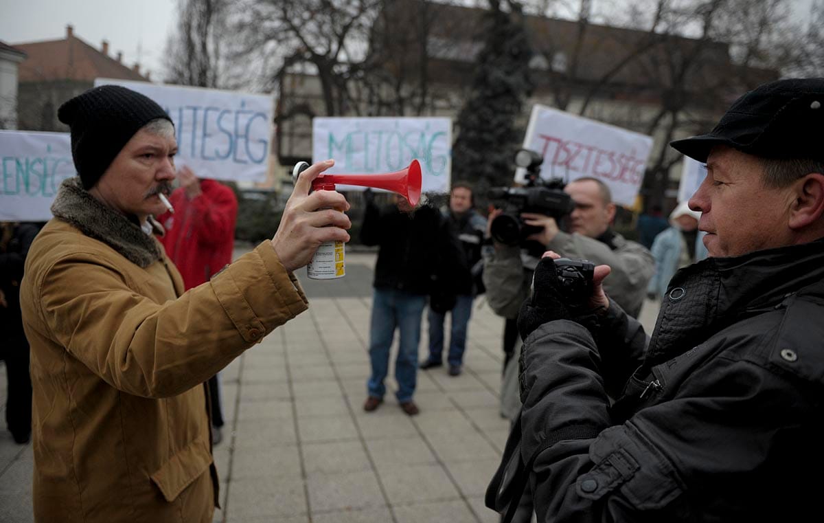 Füttyszóval és biztatással köszöntötték Schmitt Pált Egerben