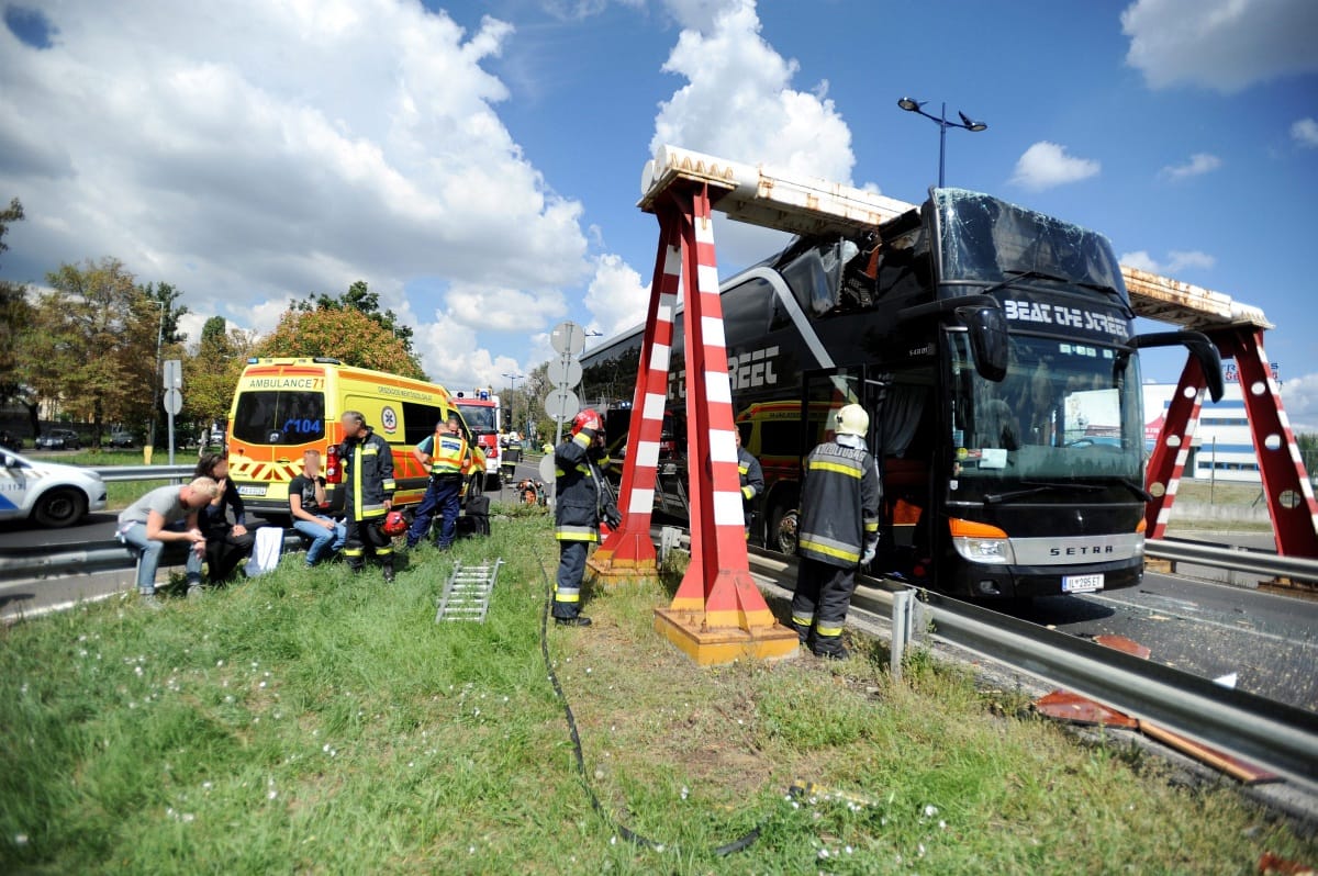 Beszorult busz a Ferihegyi úton