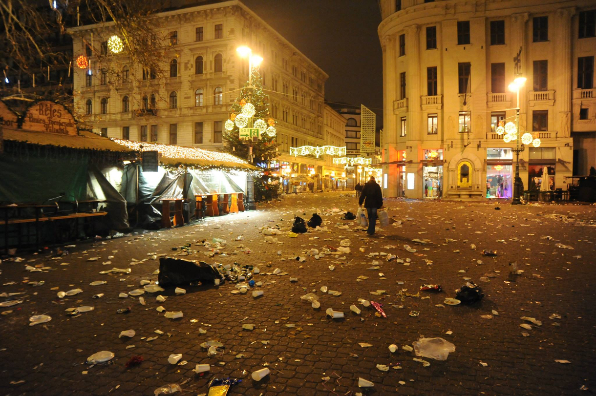 Elképesztő csatatérré vált a Vörösmarty tér - fotók