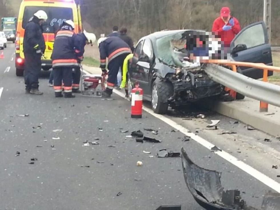 Fotók: Átszúrta az Opelt a szalagkorlát – a sofőr túlélte
