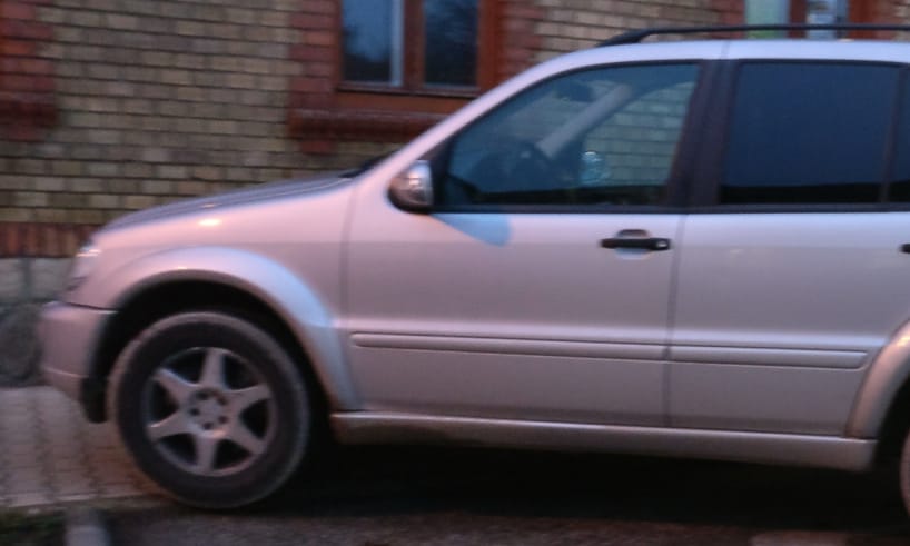 Visszaeső: Többször is járdát és mozgássérülthelyet elfoglalva parkolt ez a Mercedes terepjáró
