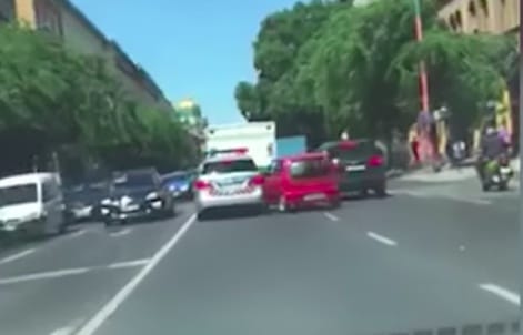 Videó: ráhúzta a kormányt a szirénázó rendőrautóra a kis Fiat sofőrje az Üllői úton