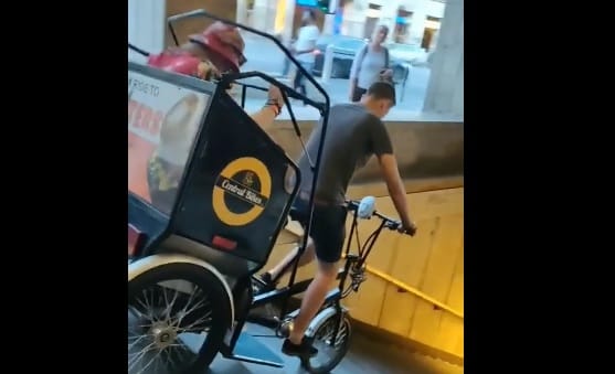Lehajtott egy riksás a Blaha Lujza téri aluljáróba – videó