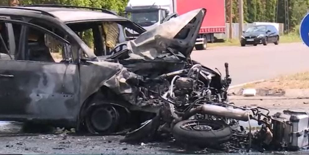 Az autó és a motor is kigyulladt, amikor ütköztek Gyöngyösön