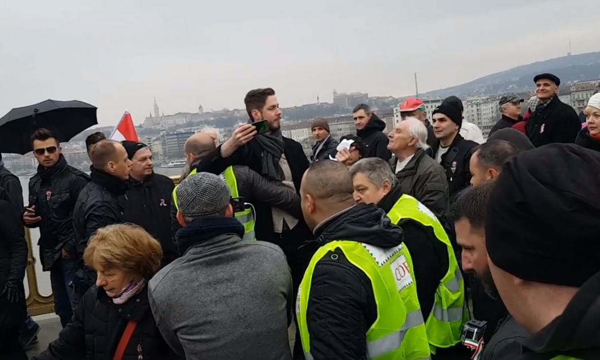Videó: Kituszkolták a Békemenetről a Magyar Nemzet újságíróját, mert kérdezett