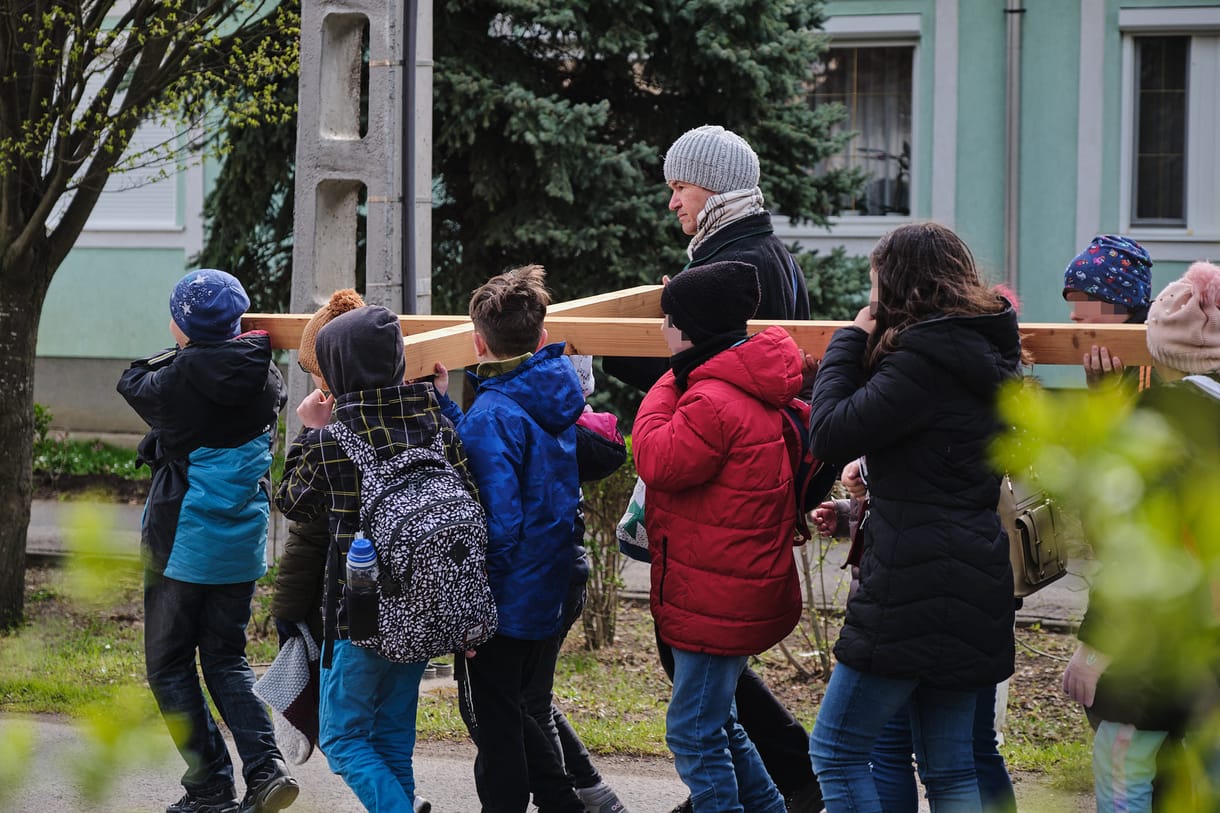 Hány iskolás gyerek bír el egy keresztet? Makón csak azért is kipróbálták
