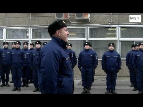 „Mögöttem, hármas oszlopban, futásban”: megnéztük a börtönőrök kiképzését – videó