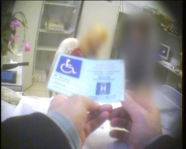 Parkolás hamis mozgáskorlátozott kártyával: zajlanak a leleplezések