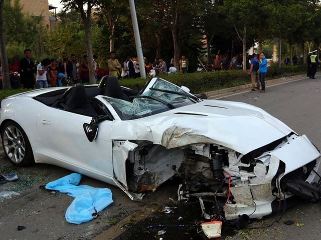 Tragikus balesettel zárult egy Jaguar F-Type-Audi R8 csata – fotók