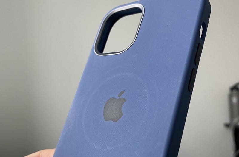Drága kellemetlenség: foltot hagy az iPhone 12 töltője az Apple-féle tokokon