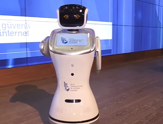 A Jetson család Rosey-jára emlékeztető robot zavarta meg egy török miniszter beszédét – videó