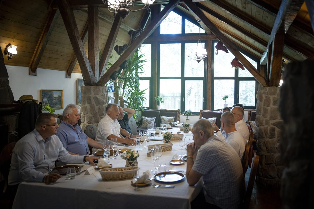 Orbán határon túli magyar szervezetek vezetőivel találkozott Tusnádfürdőn