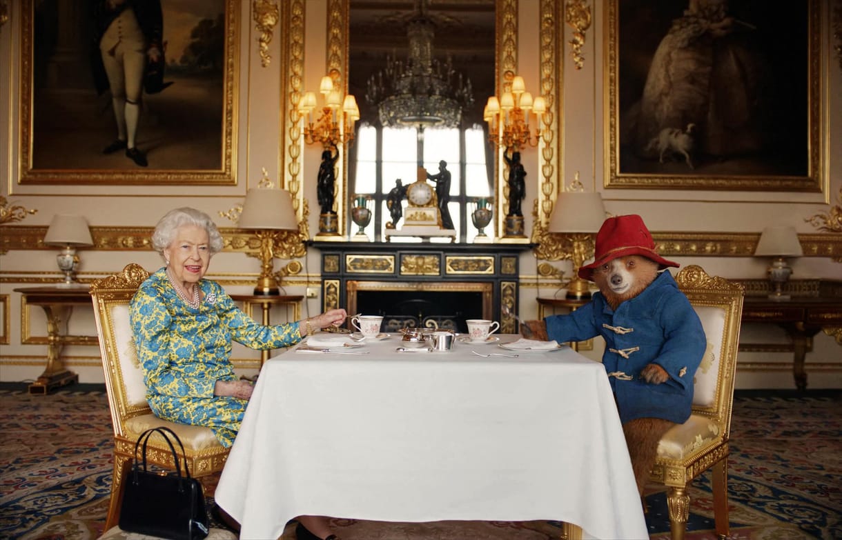Még Paddington maci is a királynőt gyászolja