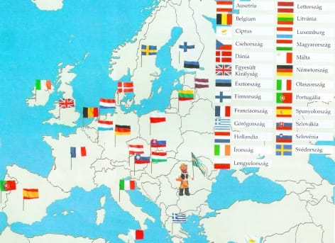 Székely zászló jelöli Romániát egy törikönyvben, kitört a botrány