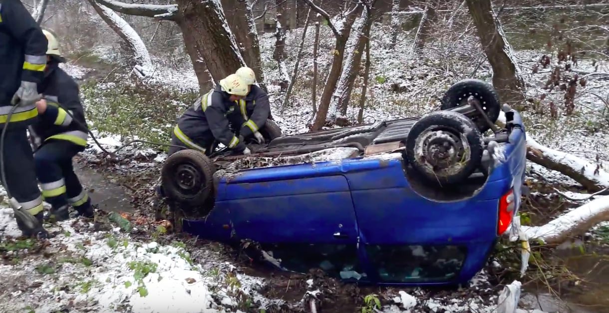Patakban landolt egy autó Miskolc mellett – videó