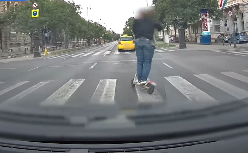 Páros rollermutatvány miatt kapott frászt egy autós az Andrássy úton – videó
