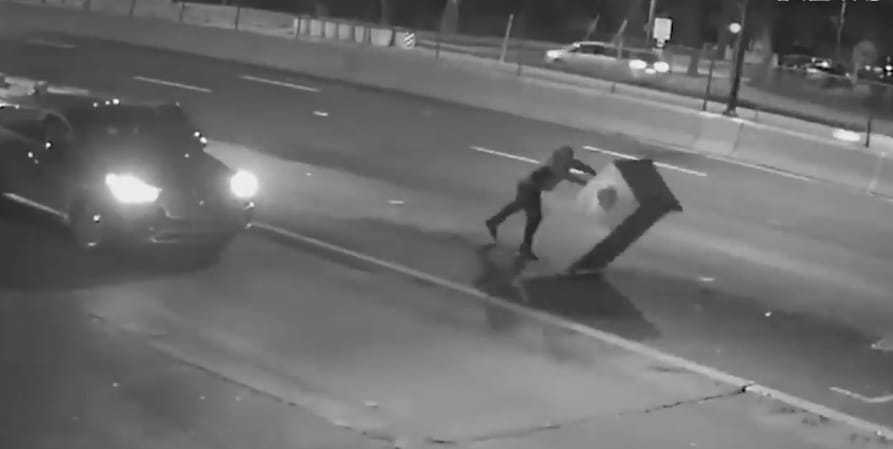 11 traffipaxot döntött ki egy vandál banda Washingtonban, videó is készült az esetről