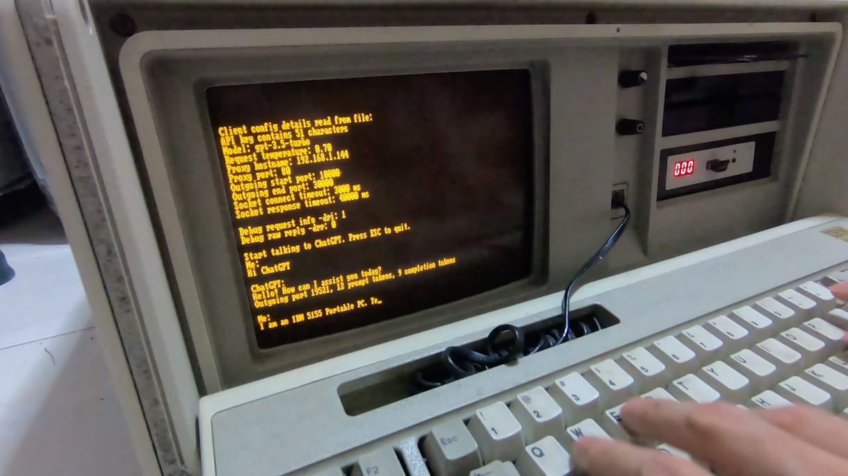 Egy böngésző nélküli, 1984-es számítógépen beszélgettek a ChatGPT-vel – videó