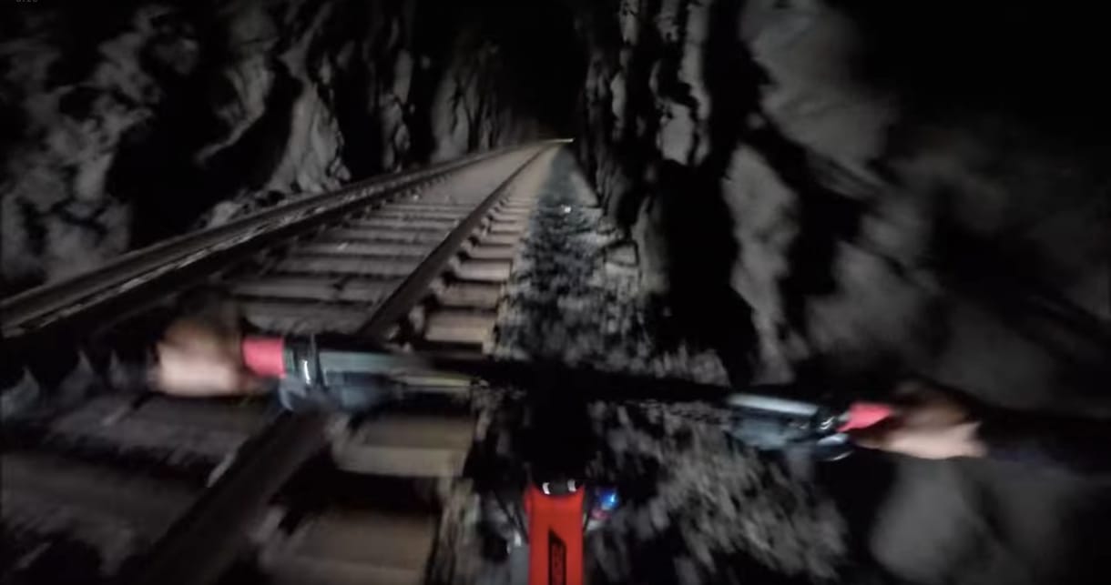A nap videója: bebicikliztek az alagútba, csakhogy szemből jött a vonat