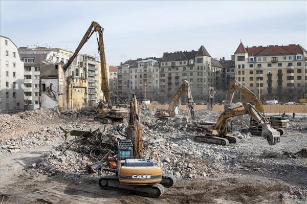 Már kezdik építeni a mélygarázst a Millenáris mellett