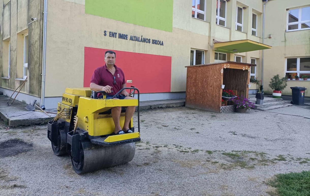 Strandpapucsban, úthengeren pózolva büszkélkedik a járdafelújítással a fideszes képviselő