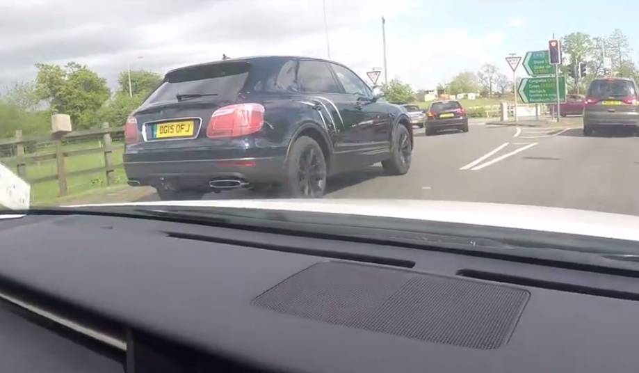 Fedélzeti kamera buktatta le a Bentley új szabadidő-autóját