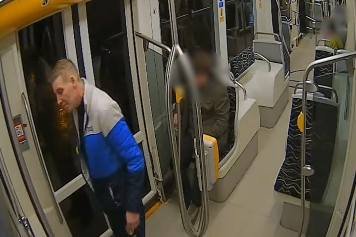 Megütötték a 3-as villamos vezetőjét, ezt a férfit keresik a rendőrök – videó