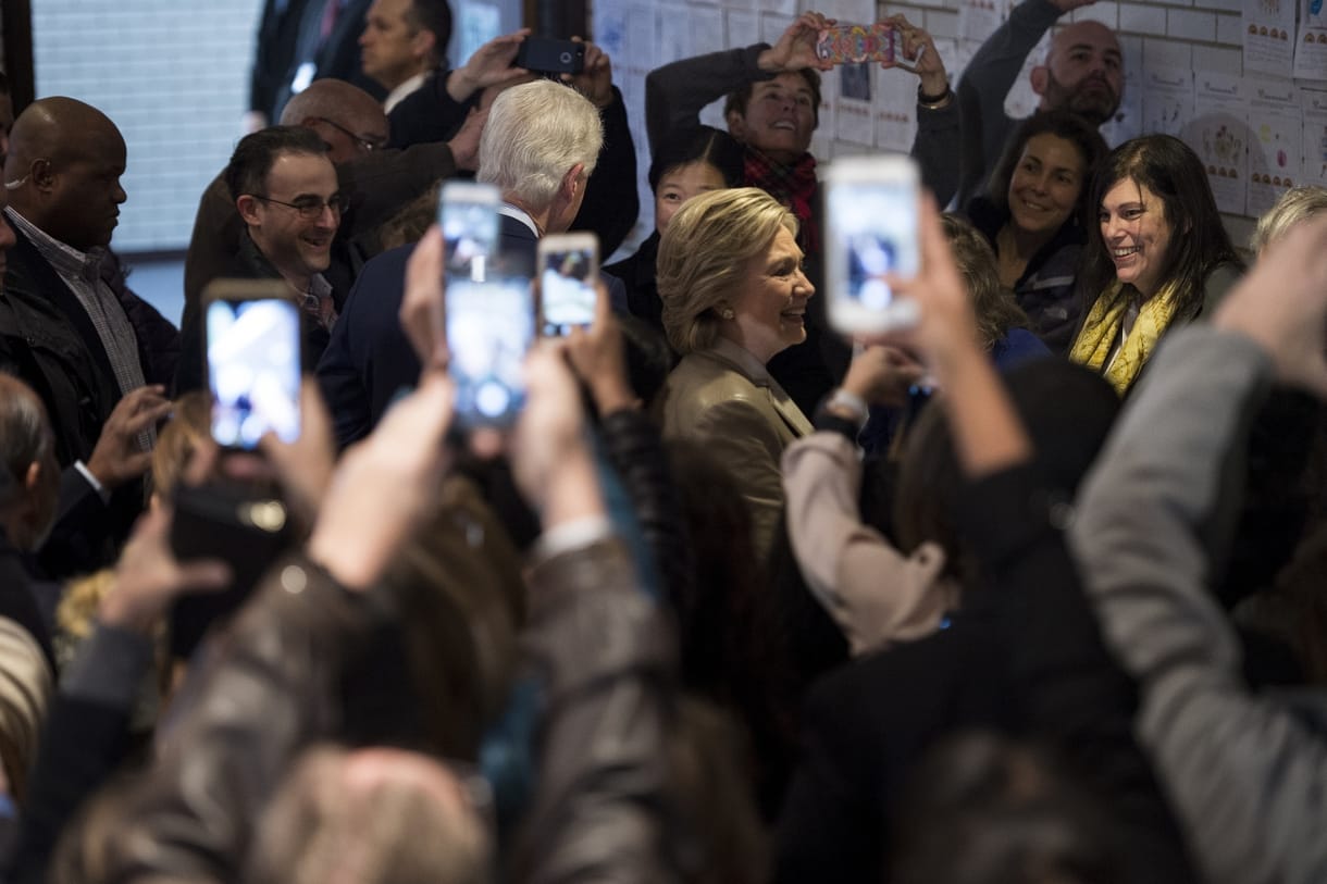 A csilláron is újságírók lógtak, amikor Clintonné szavazni ment - fotó