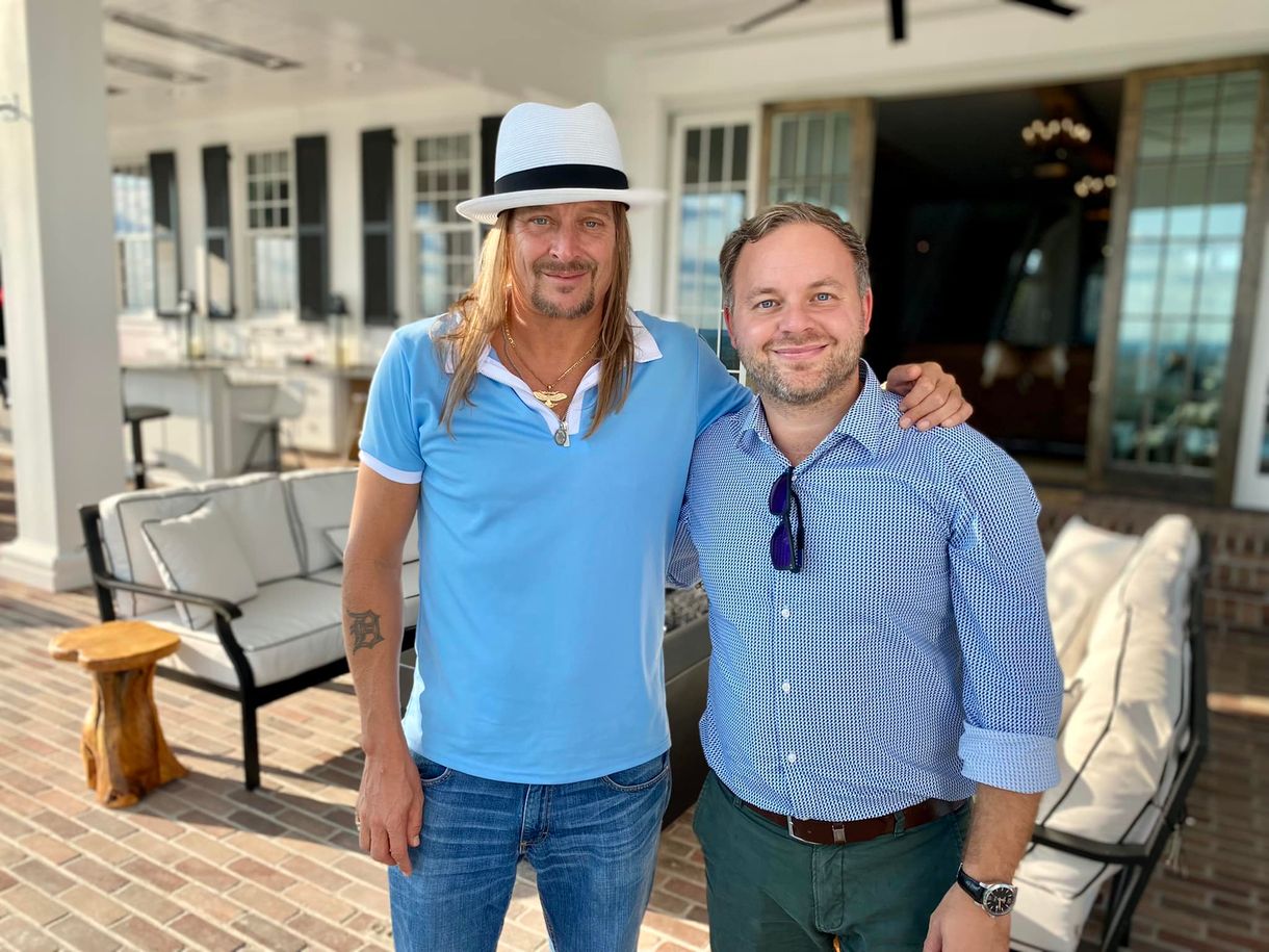 Kid Rock megölelte Orbán Balázst, és megdicsérte a magyar kormány munkáját „a nyugati értékek védelmében”