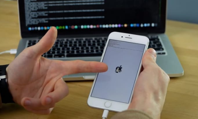 Ez már szinte szentségtörés: Android futhat az iPhone-on
