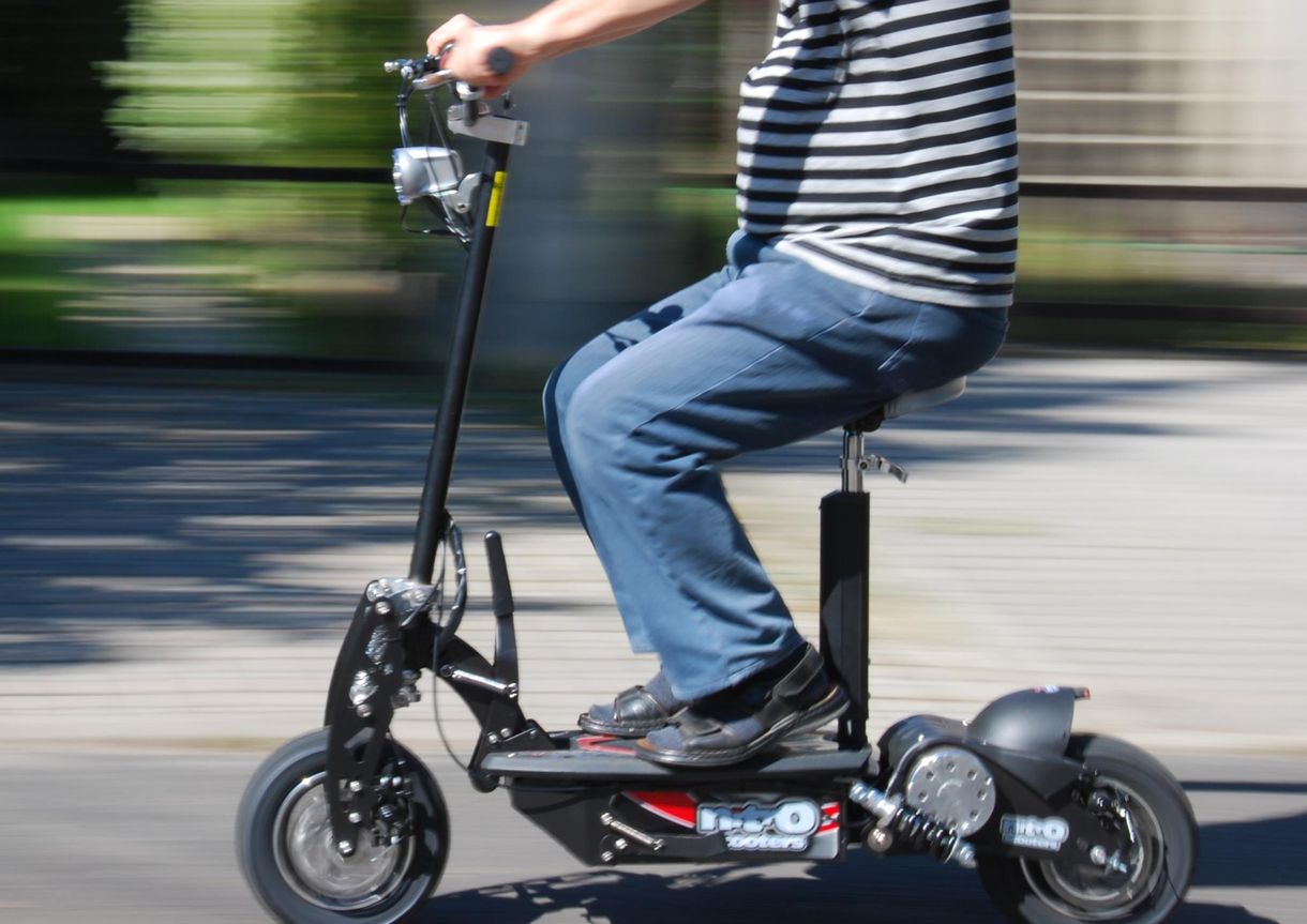 A gyalogosok réme vagy környezetbarát autó-alternatíva az e-roller?