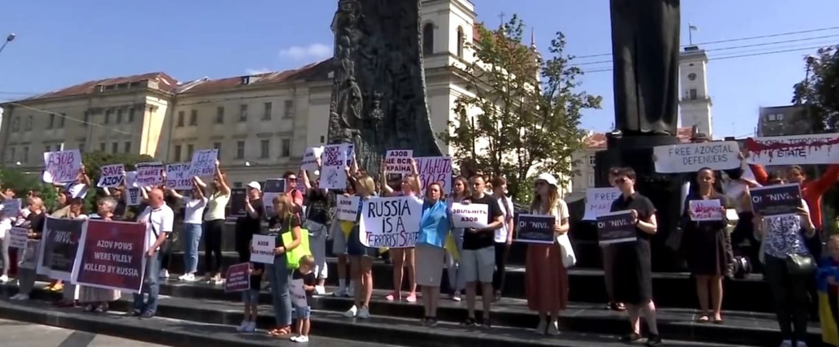 Az Azov ezred orosz fogságban lévő katonáinak családtagjai vonultak fel Lvivben