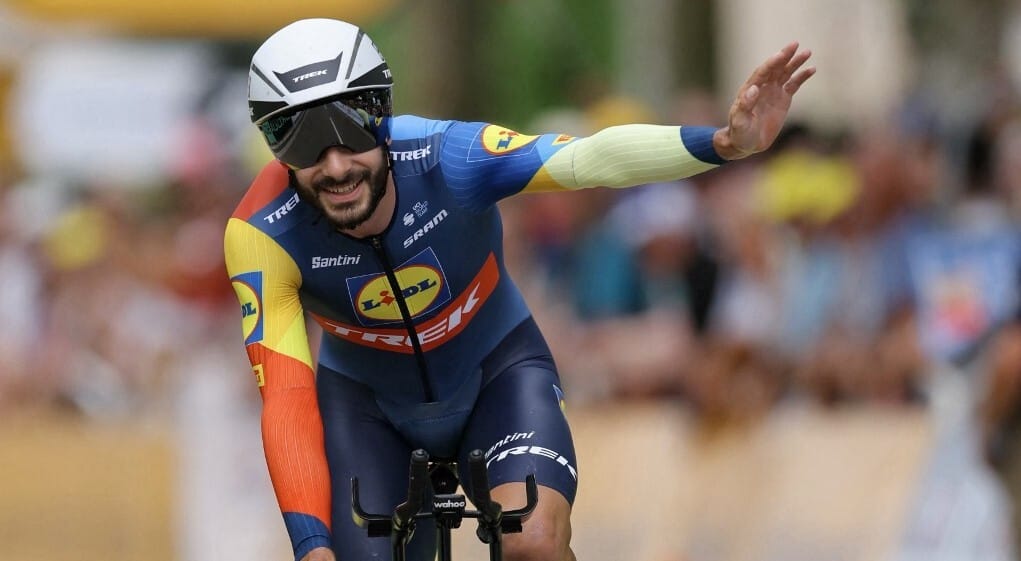 Egy csók miatt 200 svájci frankra büntették, de a Tour de France versenyzője ezt cseppet sem bánja