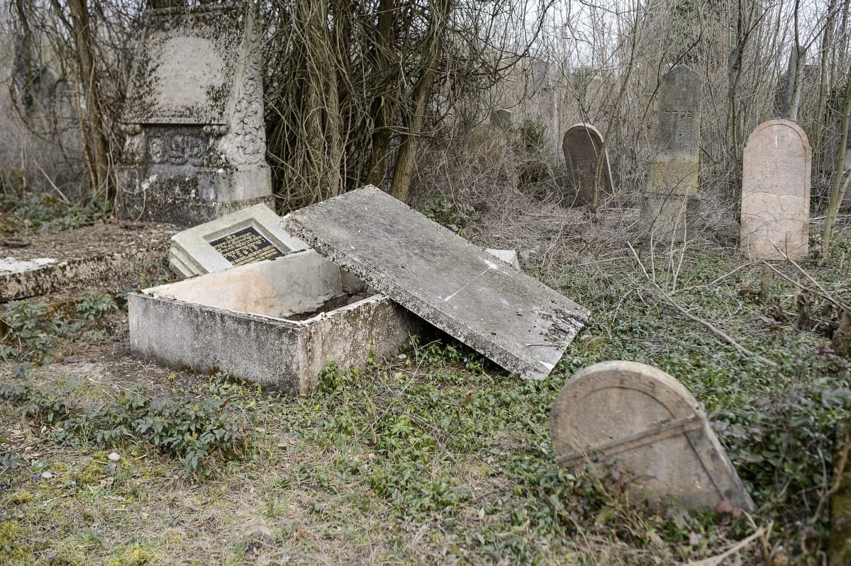 Kamasz fiúk gyalázták meg a zsidótemetőt Gyöngyösön
