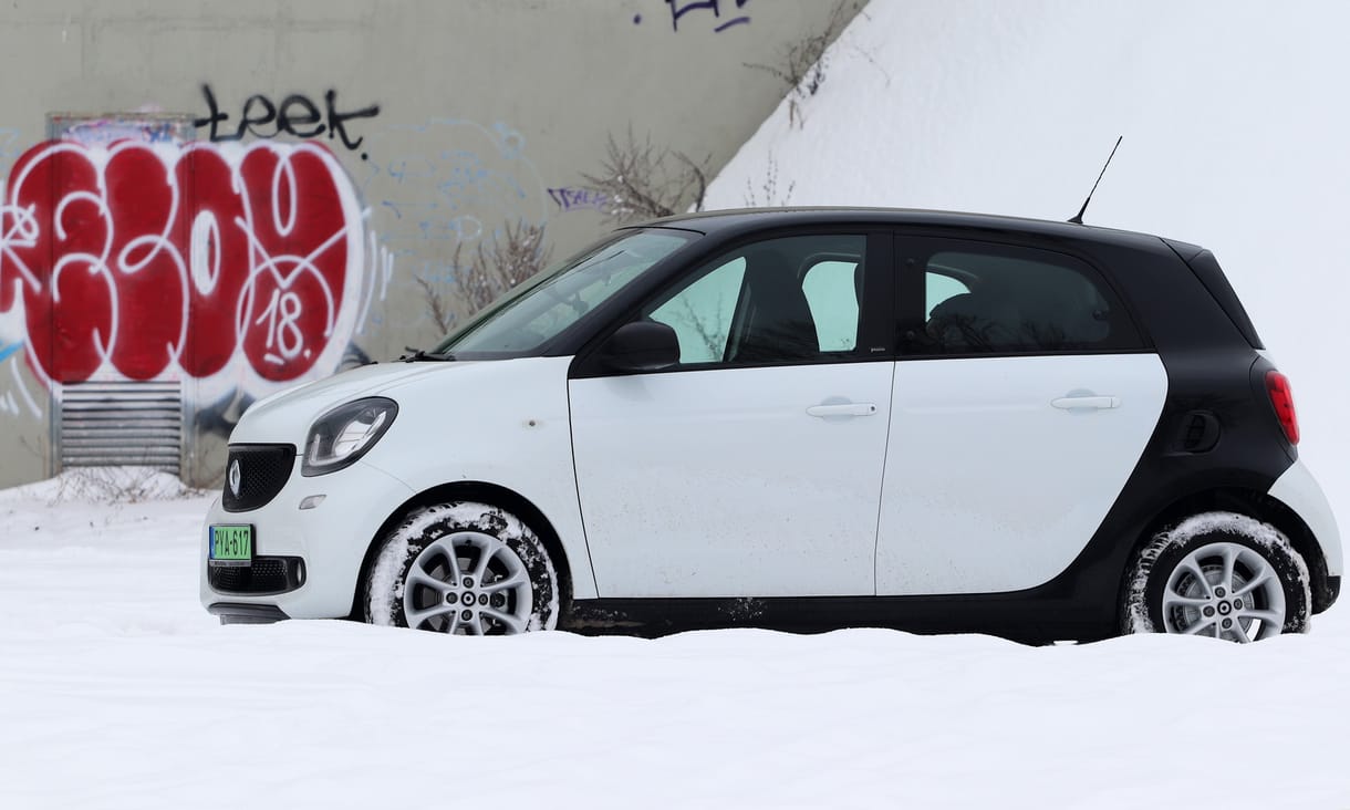 Nagy törpe: téli teszten a legolcsóbb négyszemélyes villanyautó, a Smart EQ ForFour