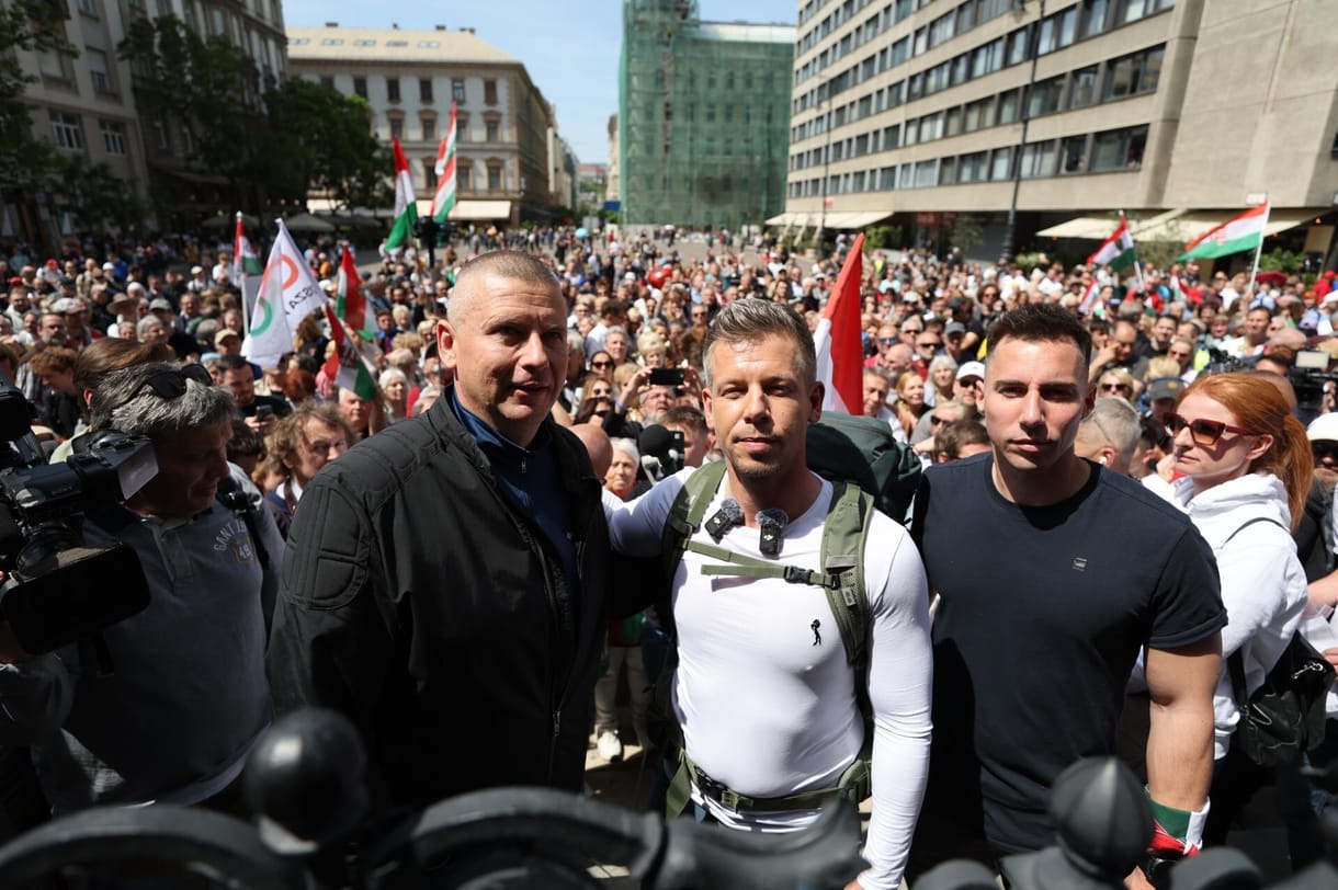 Magyar Péter a Bazilika lépcsőjén aláírta az Orbán ellen tett feljelentést, majd gyalog elindult Nagyváradra