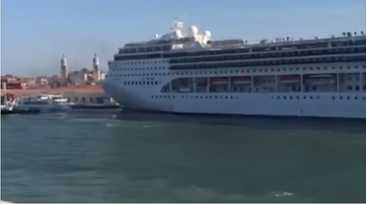 Két hajó ütközött Velencében – videó