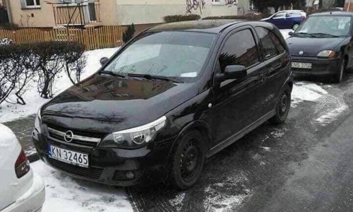 A nap fotója: 5-ös BMW akart lenni a kis Opel Corsa, ez lett belőle