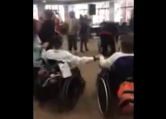 Videó: Közismert slágerre buliztak a fogyatékosotthon lakói, mielőtt rájuk törtek