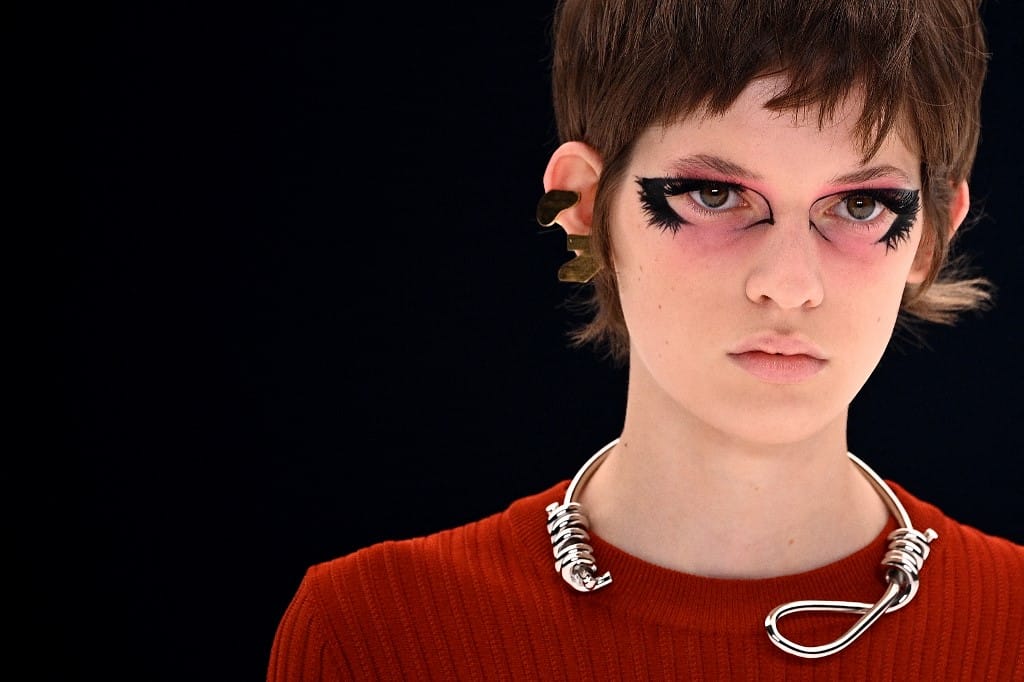 Mellélőtt a Givenchy az akasztóhurokra emlékeztető nyaklánccal
