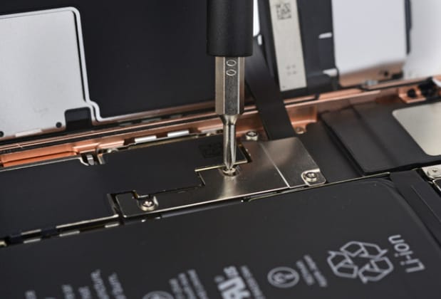 Megbünteti az Apple azokat, akik nem szakszervizzel javíttatják iPhone-jukat?