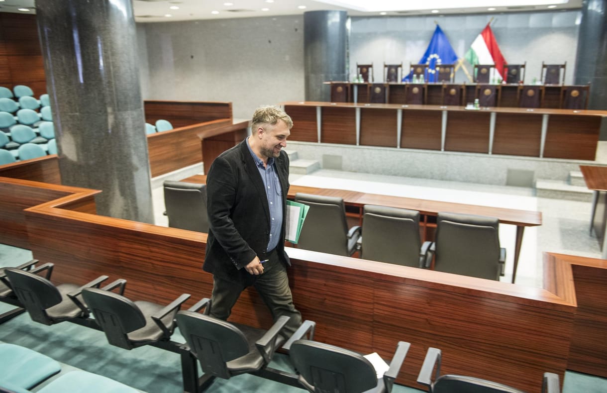 „A túszul ejtett Alkotmánybíróság kollaboráns elnöke a túszejtők védelmét kéri” – reagált az Eötvös Károly Intézet az Ab elnökére