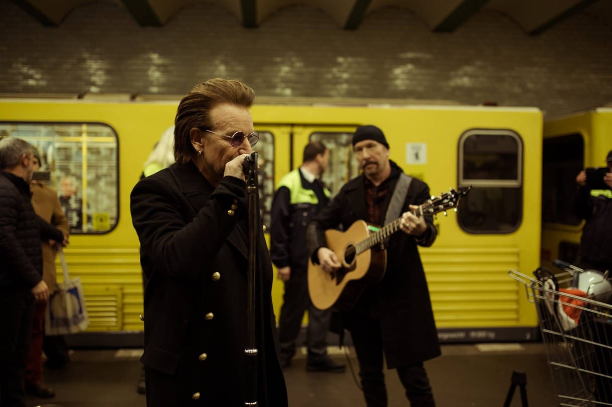 Zenélni kezdett a U2 a berlini metróban - fotó, videó