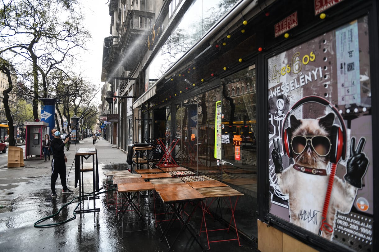 Épülnek a teraszok, kikerültek az asztalok - így készül a nyitásra az éledező Budapest