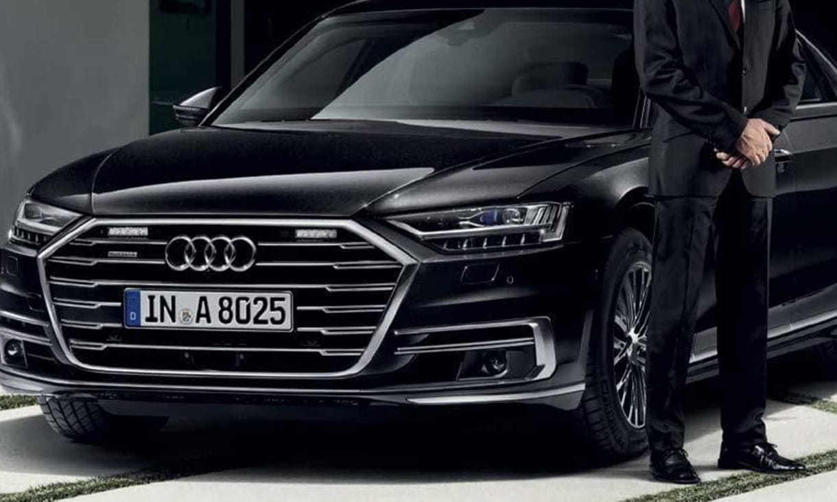 Kék villogós páncélozott új A8-assal rukkolt elő az Audi