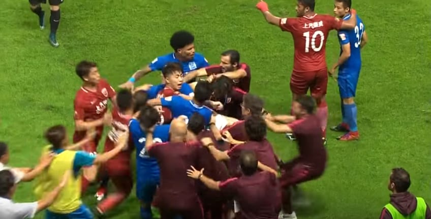 Csépelték egymást a focisták a kínai bajnokságban – videó