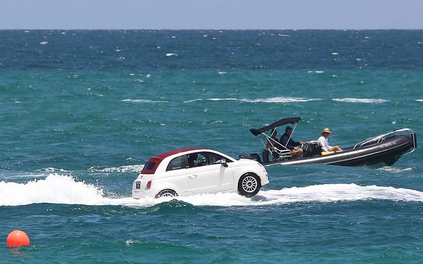 Videó: az óceánban hancúrozott hat Fiat 500-as
