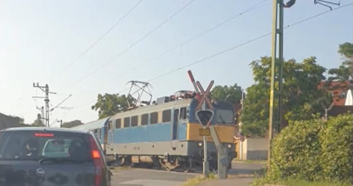 Nyitott sorompónál, elsötétült jelzőlámpánál ment át egy vonat egy vasúti átjárón Egerben