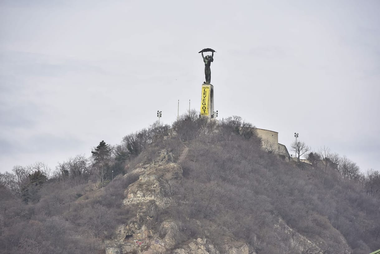 A Szabadság-szoborra feszített molinóval tiltakozik a Greenpeace a légszennyezettség ellen