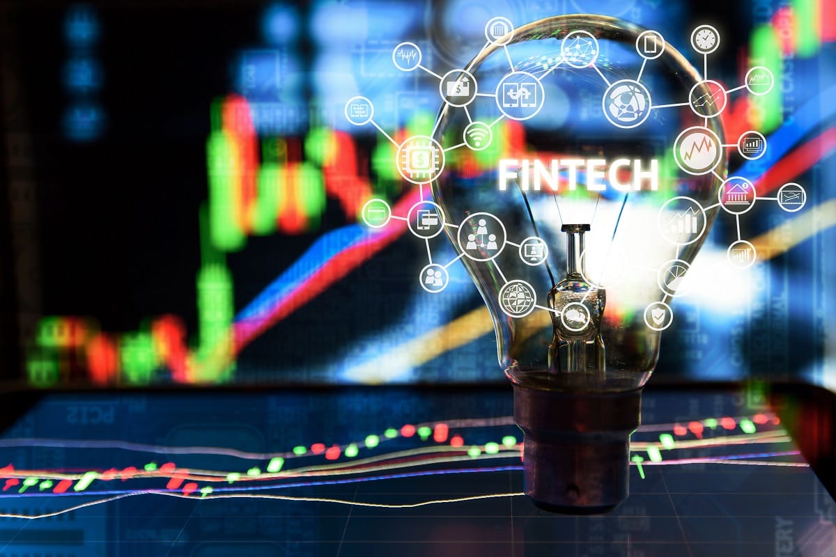 „A rendeletek szaladnak a technológia után”